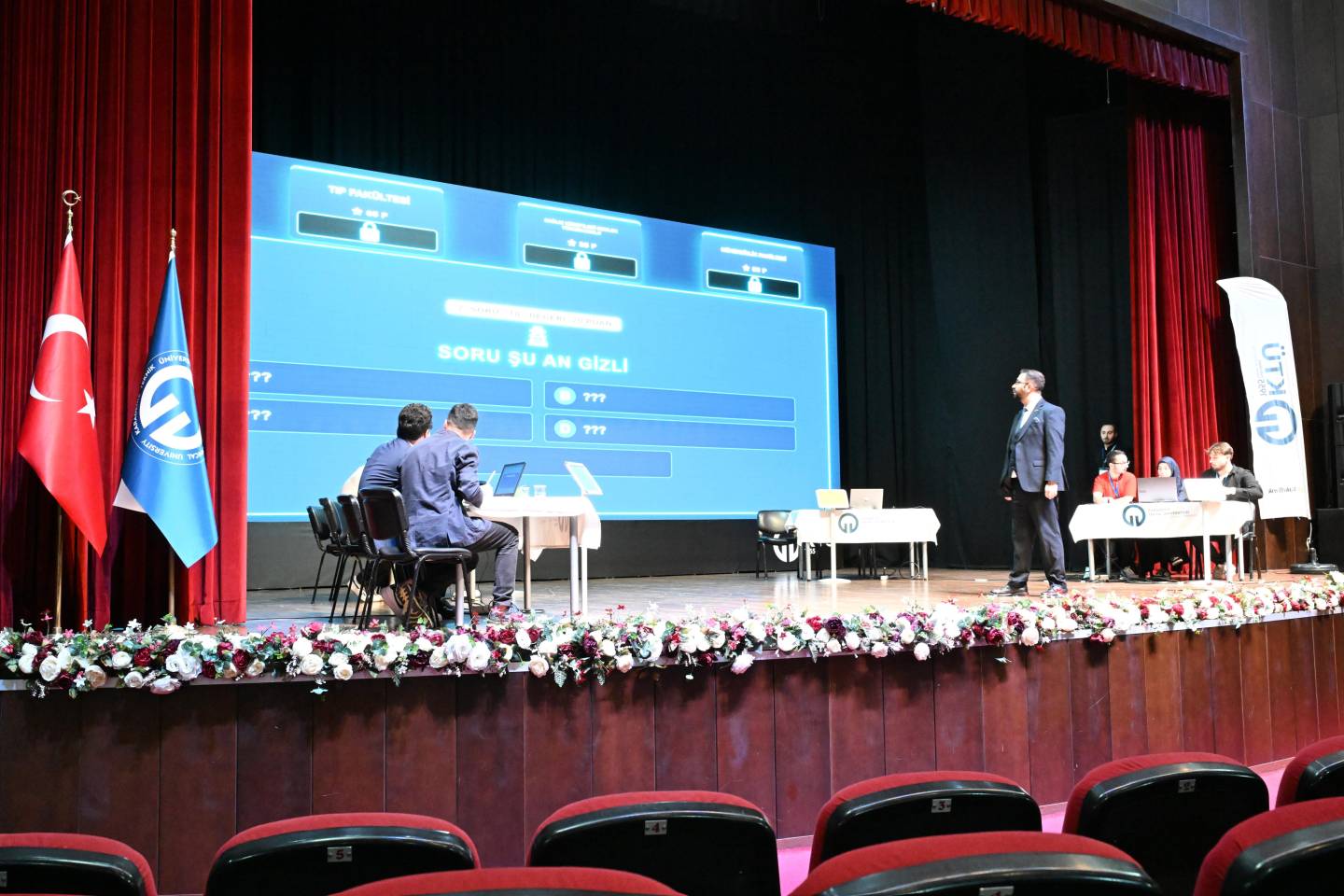 Bilgi Maratonu Yarışması Sahnesi